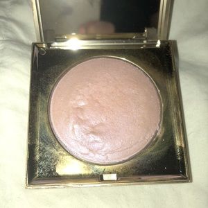 Stila highlighter used only once.